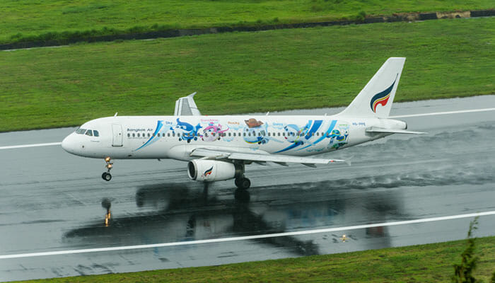 Самолет «Bangkok Airways» на взлете