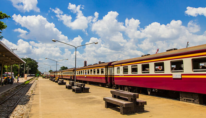 Nehmen Sie den Zug von Bangkok nach Ayutthaya