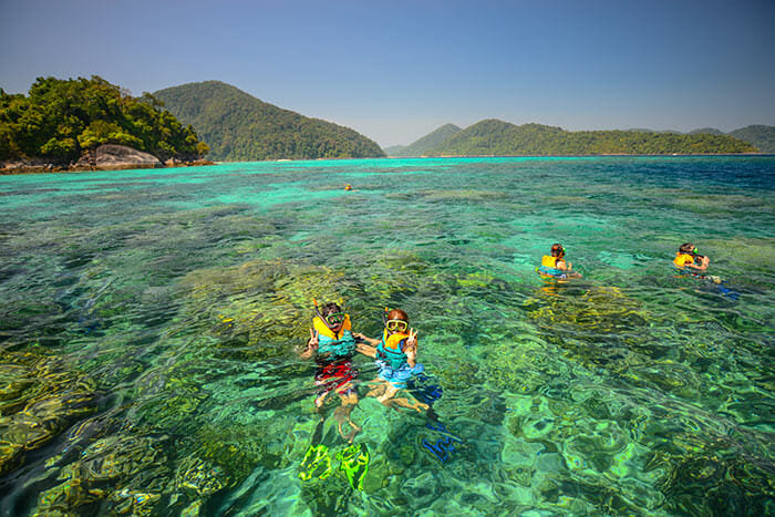 Welche Transportmöglichkeiten gibt es, um von Bangkok nach Khao Lak zu reisen?