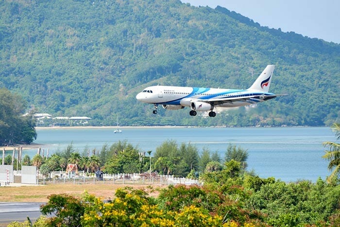 サムイ島に着陸するバンコク航空機