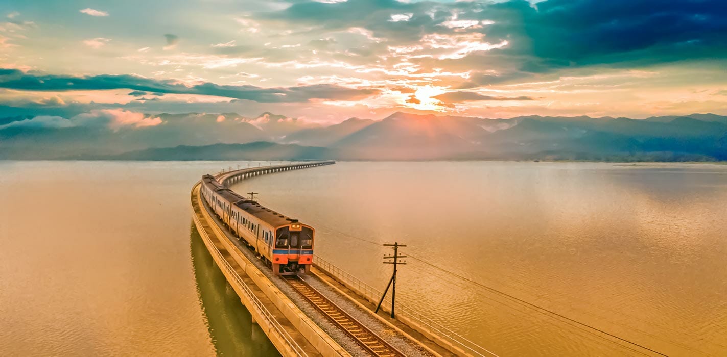 タイの列車で旅行