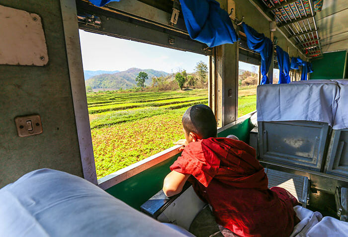列車でヤンゴンからマンダレーへ