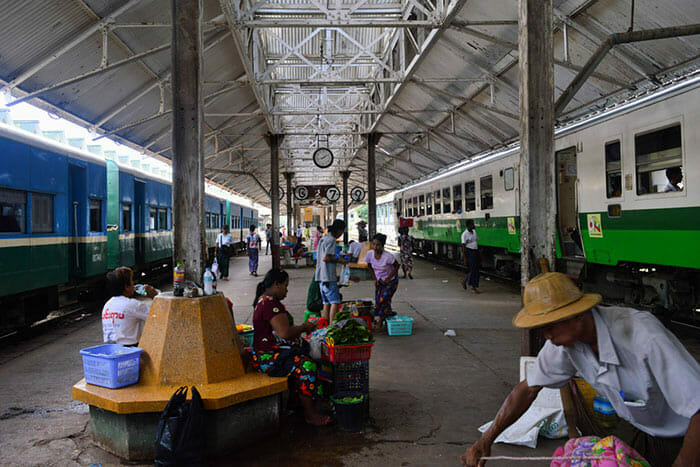 列車でヤンゴンからバガンへ
