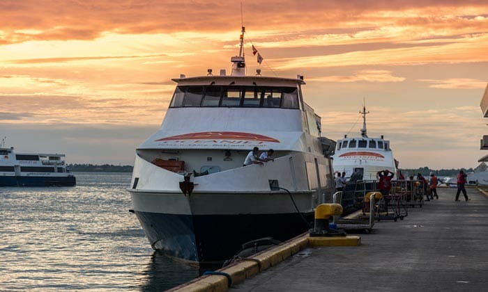 OceanJet-Fähre am Passagierterminal der Fähre in Cebu City