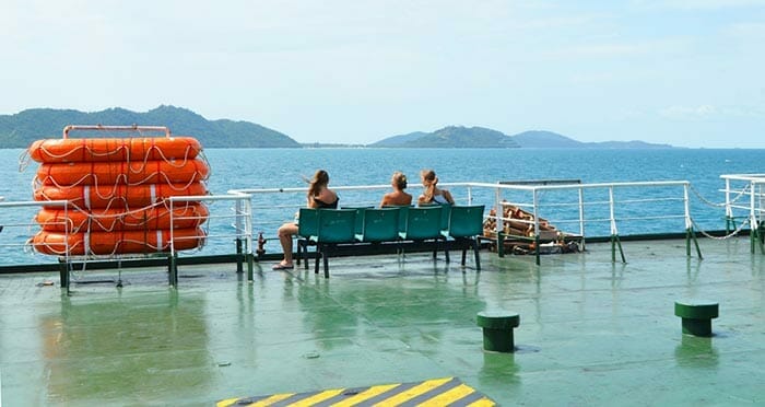 Deck der Raja-Fähre auf dem Weg nach Koh Samui. Mit Meer und Insel im Hintergrund.