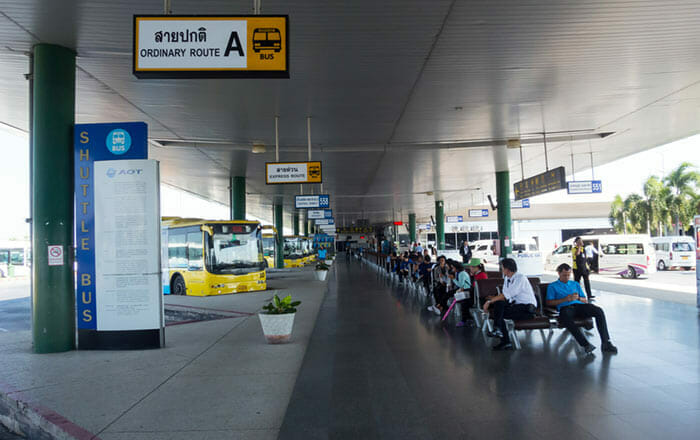 スワンナプーム空港からバンコクまでの公共バスまたはバン