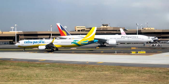 Ein Flugzeug von Cebu Pacific und ein Flugzeug von Philippine Airlines am Ninoy Aquino International in Manila