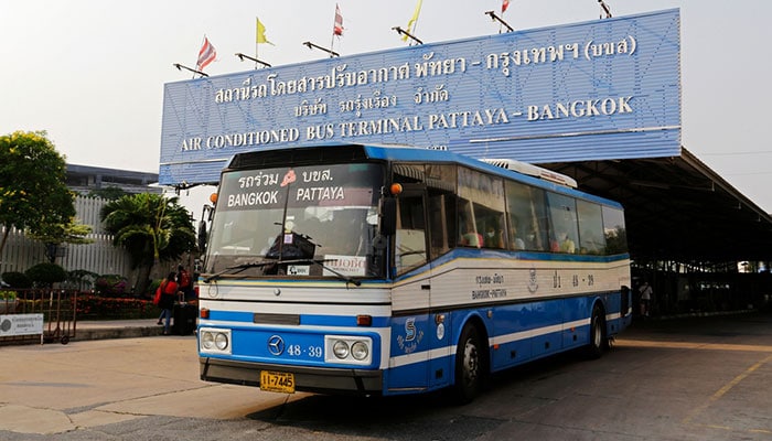 Roong Reuang Coach bus at North Pattaya Bus Station, ready for departure to Hua Hin