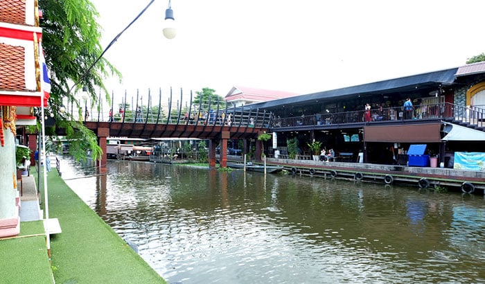 Kwan Riam Floating Market with bridge over the Saen Saeb Canal