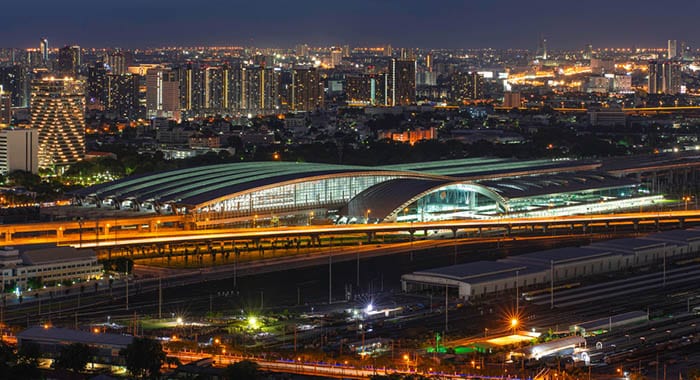 Вид с воздуха на центральный терминал Крунг Тхеп Афиват и окружающие офисные здания под сумеречным небом в Бангкоке, Таиланд